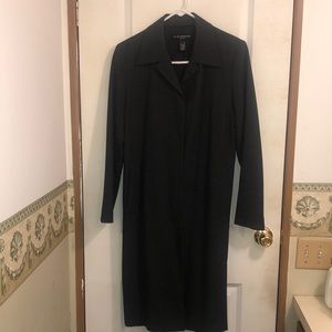Black womens trench coat size 6 in excellent condition
